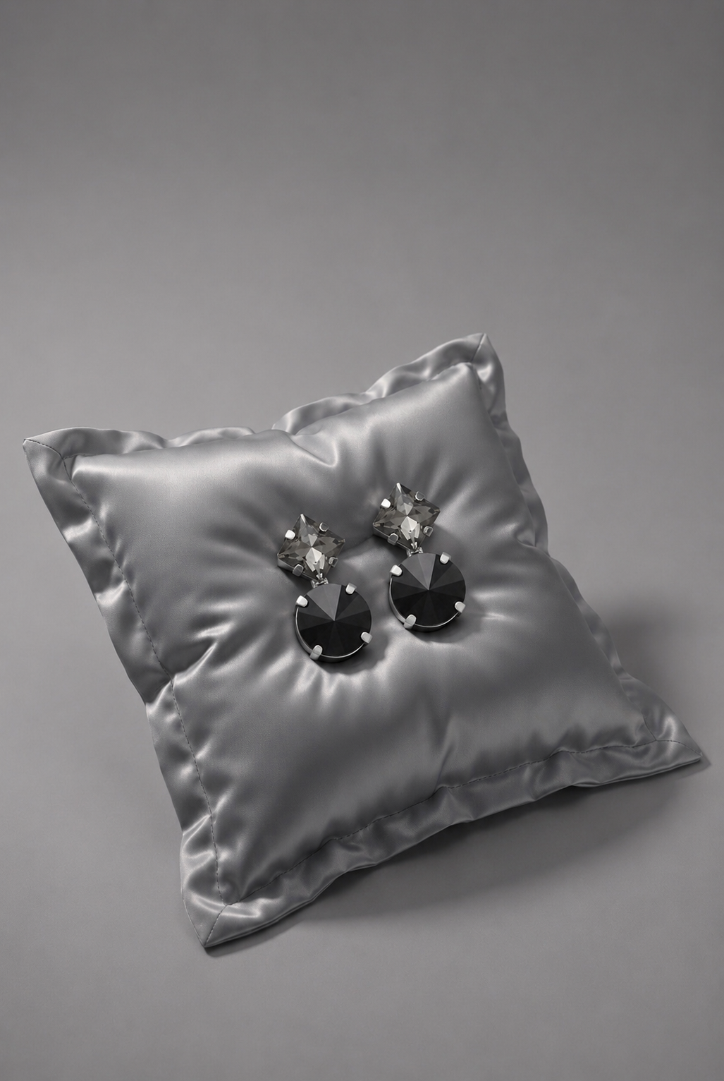 Valmont Accessories Siyah Kristal Taşlı Yuvarlak Form Kadın Küpe Işıltılı Şık Tasarım