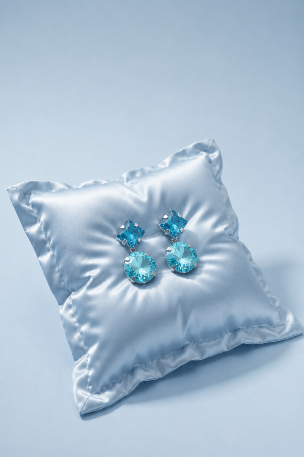 Valmont Accessories Turkuaz Kristal Taşlı Yuvarlak Form Kadın Küpe Işıltılı Şık Tasarım