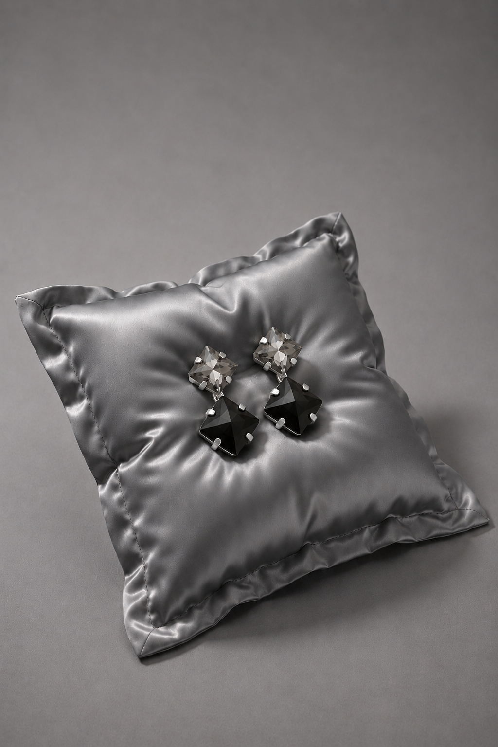 Valmont Accessories Siyah Kristal Taşlı Karo Form Kadın Küpe Işıltılı Şık Tasarım