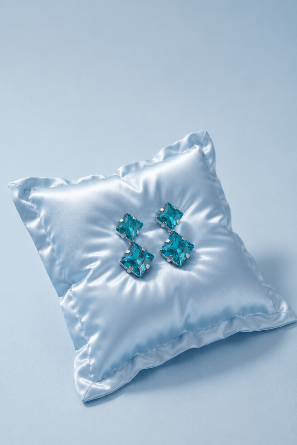 Valmont Accessories Turkuaz Kristal Taşlı Karo Form Kadın Küpe Işıltılı Şık Tasarım