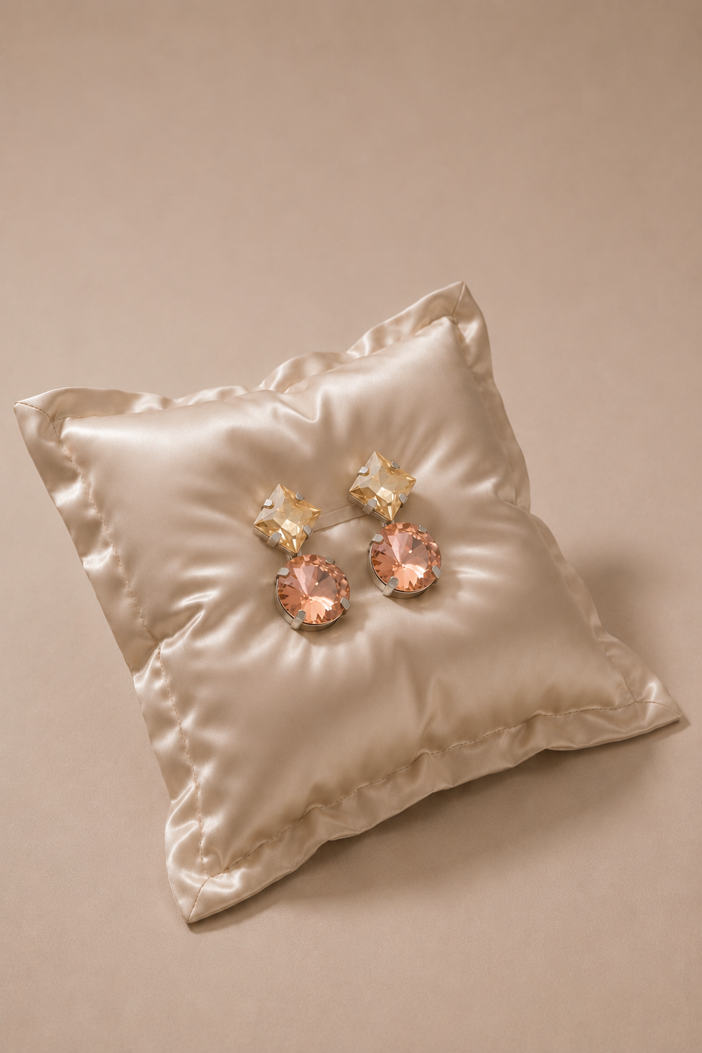 Valmont Accessories Pembe Kristal Taşlı Karo Form Kadın Küpe Işıltılı Şık Tasarım
