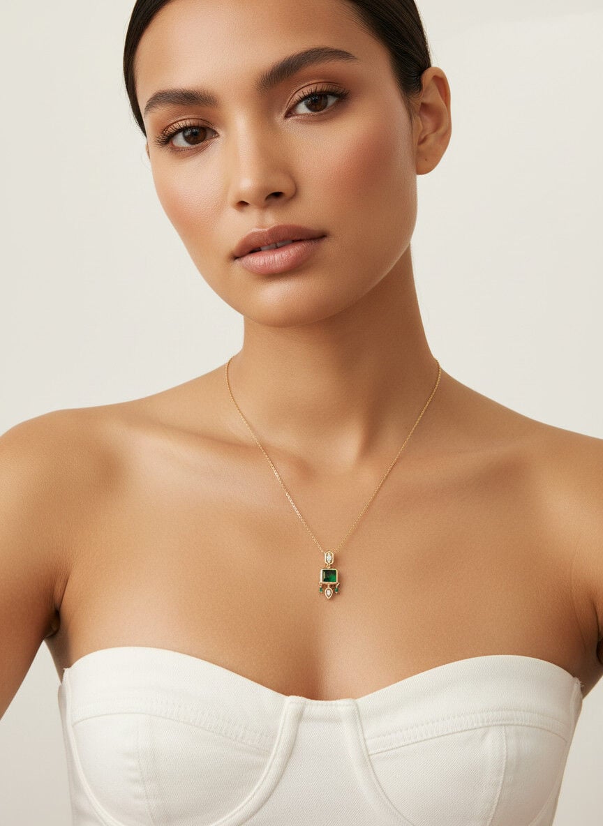 Valmont Accessories Kadın Altın Renk Yeşil Taşlı Geometrik Uçlu Kolye