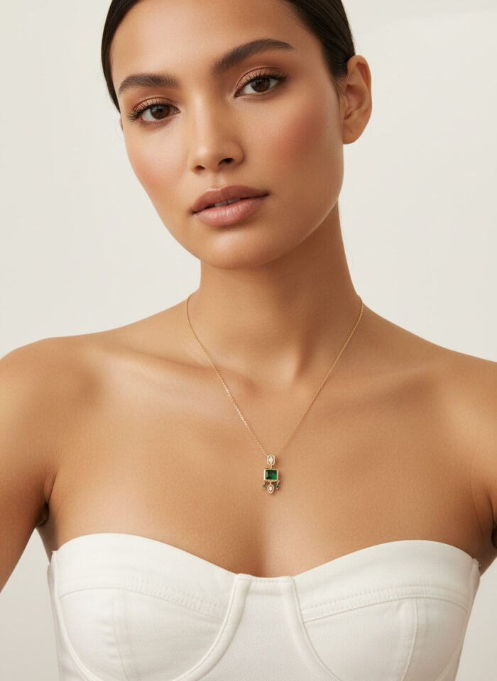 Valmont Accessories Kadın Altın Renk Yeşil Taşlı Geometrik Uçlu Kolye