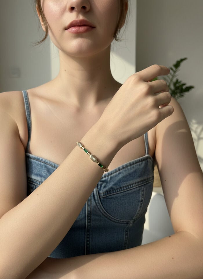 Valmont Accessories Kadın Gold Renk Yeşil Baget Taşlı Geometrik Bileklik